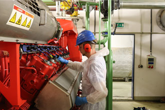 Bei der Industriereinigung reinigen wir Glas, Maschinen, Boden, etc.