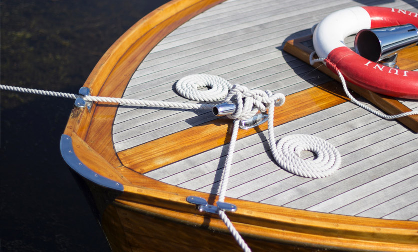 Bootsreinigung - Boot Farbe vom Holz auffrischen